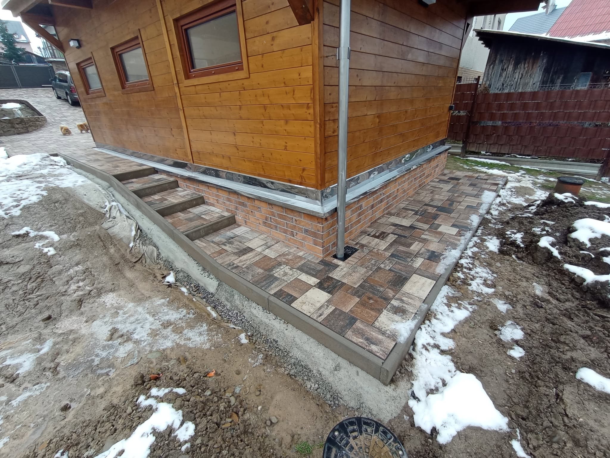 Stavebné náradie na stavenisku pri výstavbe domu