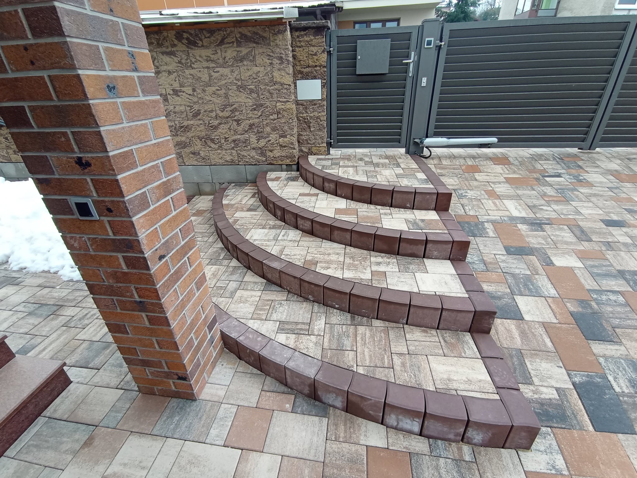 Detail miešania betónu na stavbe